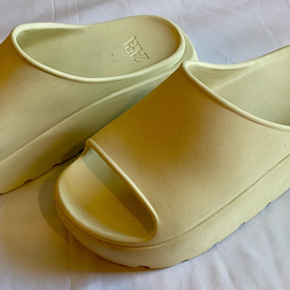 Pair Zara Cream Slide Sandals Women’s US Size 8